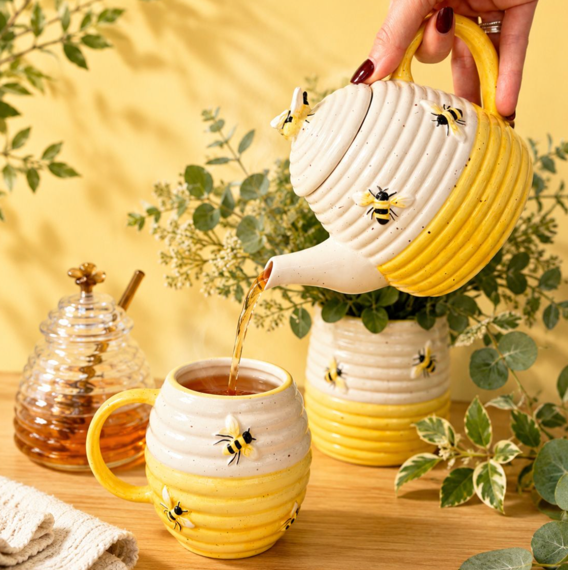 
                  
                    Urban Products Buzzing Bee Teapot pouring tea into a Buzzing Bee Mug
                  
                